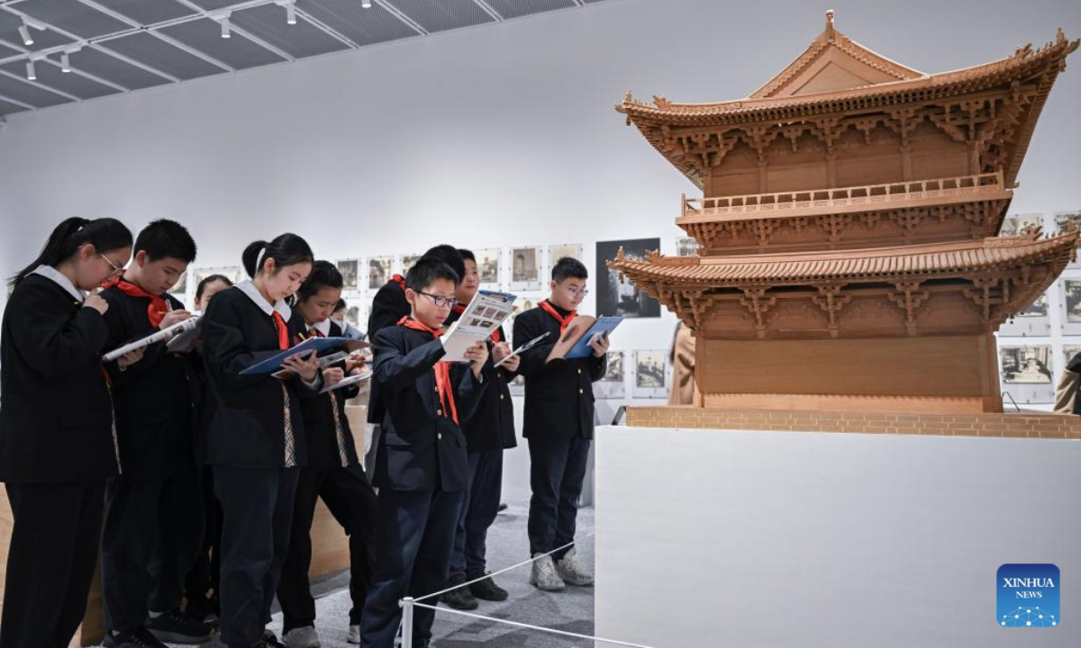 与之形成鲜